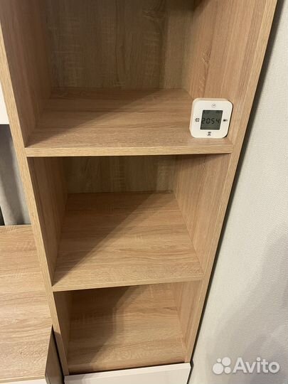 Рабочий стол с надстройкой и стеллажом