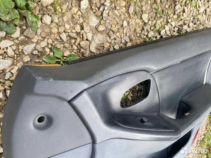 Обшивка двери передняя правая Hyundai Elantra