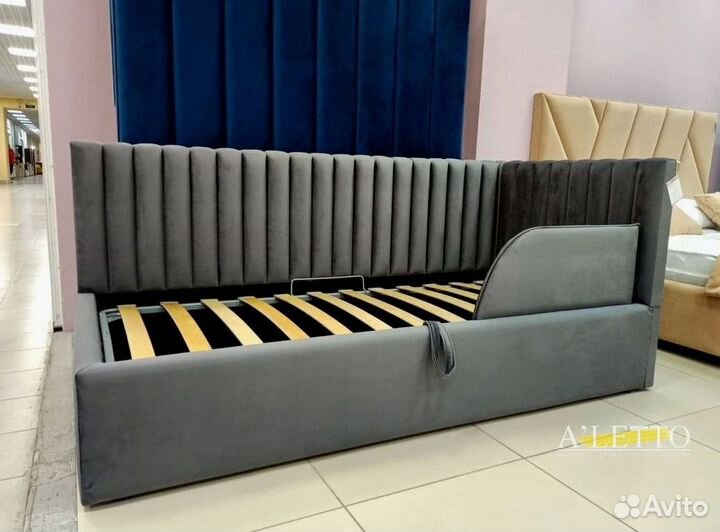 Детская кровать с мягкой спинкой