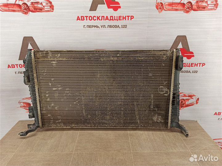 Радиатор охлаждения двигателя Renault Duster