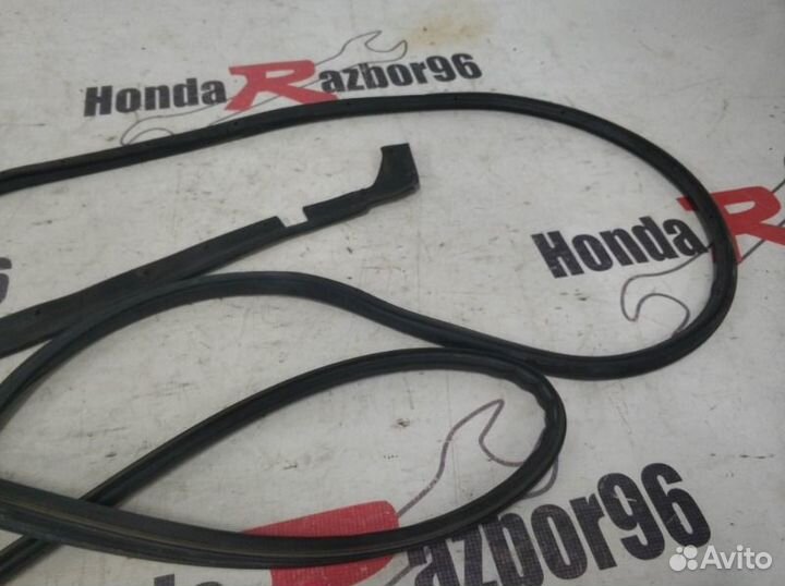 Уплотнитель двери передний левый Honda Civic 5D 9