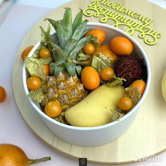 Подарочная корзина с экзотическими фруктами