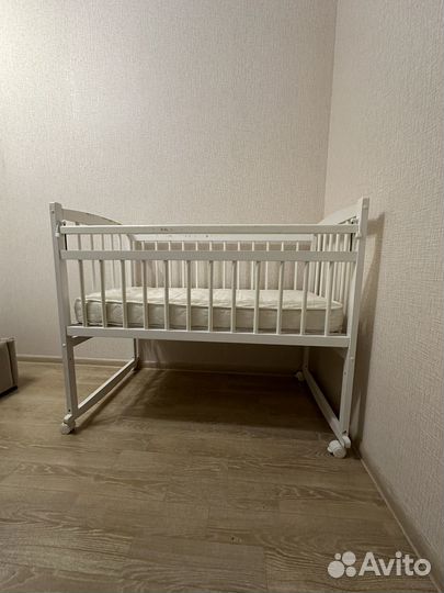 Детская кроватка с матрасом