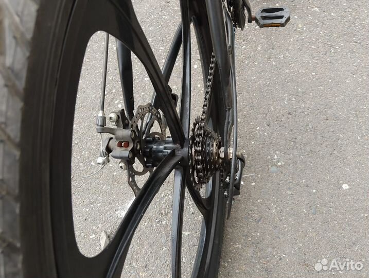 Велосипед BMW на литых дисках