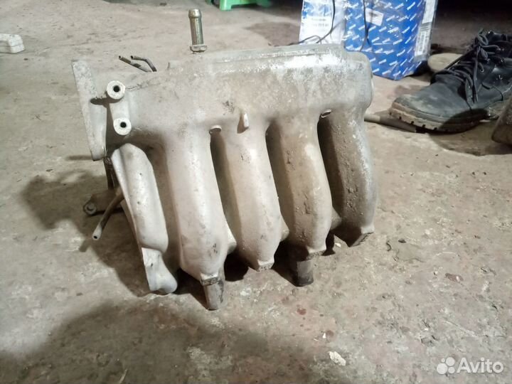 Впускной коллектор Mitsubishi Carisma