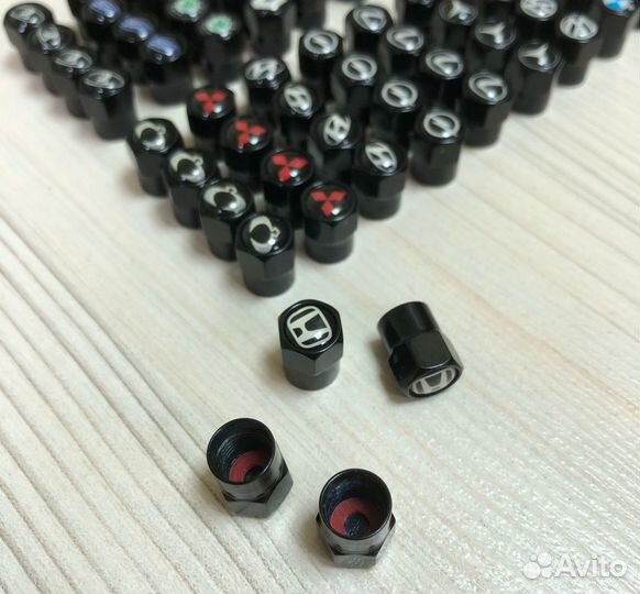 Комплект колпачков ниппеля с лого автомобиля (4шт)