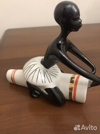 Статуэтка Негритянка играет на барабане лзфи