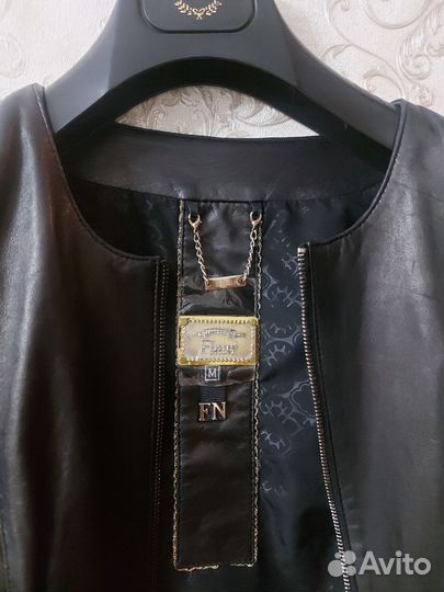 Кожаная куртка с баской