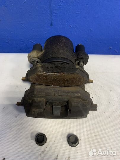 Суппорт тормозной передний левый jetta 5