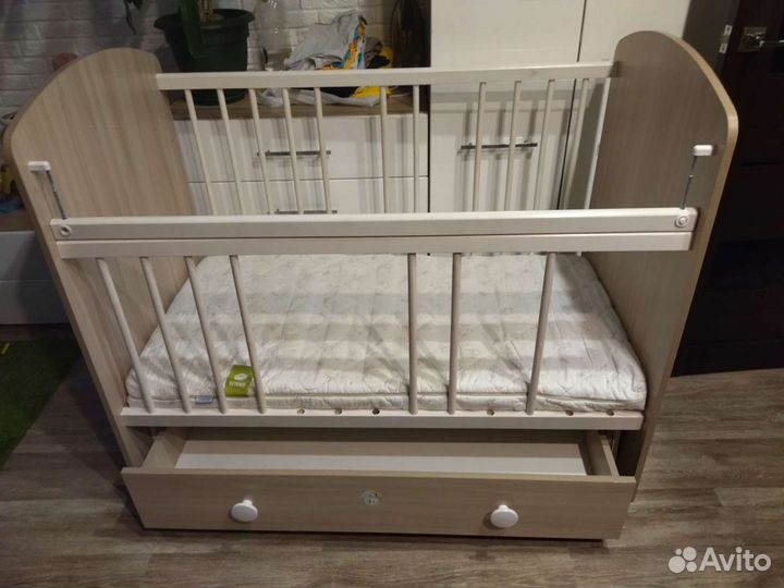 Детская кроватка с маятником и ящиком