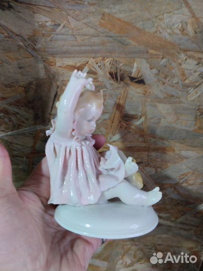 Статуэтка Девочка с цыплёнком Германия Карл Энс