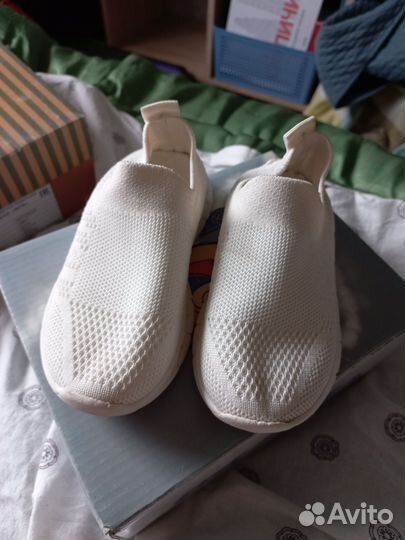 Кроссовки и шлепки на девочку 25 размер