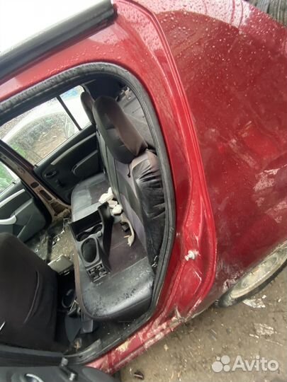 Задняя часть renault sandero 1