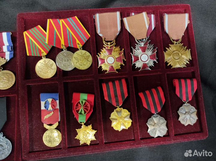 Значки и нагрудные знаки аиф, иностранные и СССР