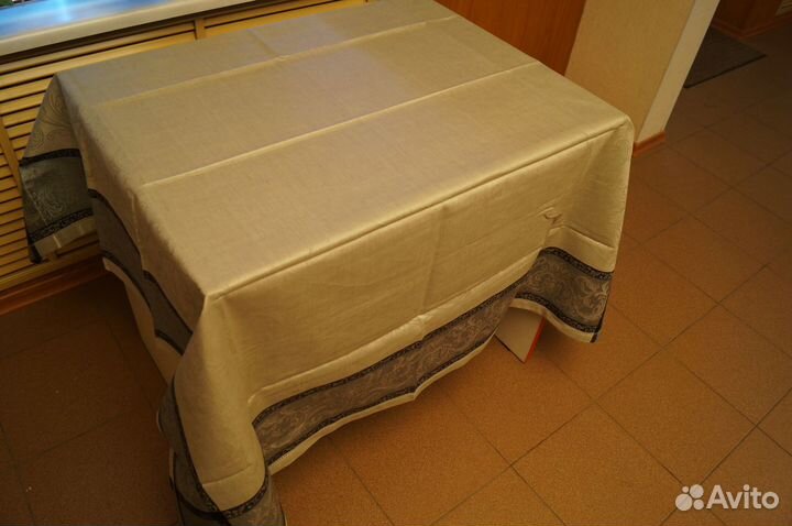 Скатерти жаккардовые квадратные