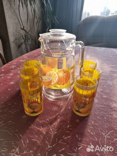 Кувшин и стаканы
