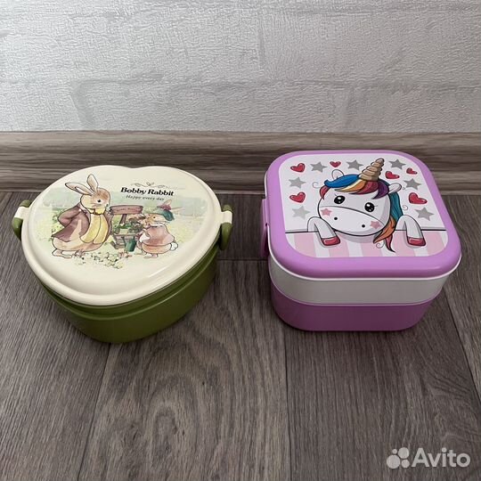 Много различной фирменной посуды