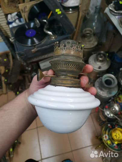 Старинная Антикварная керосиновая лампа молочная