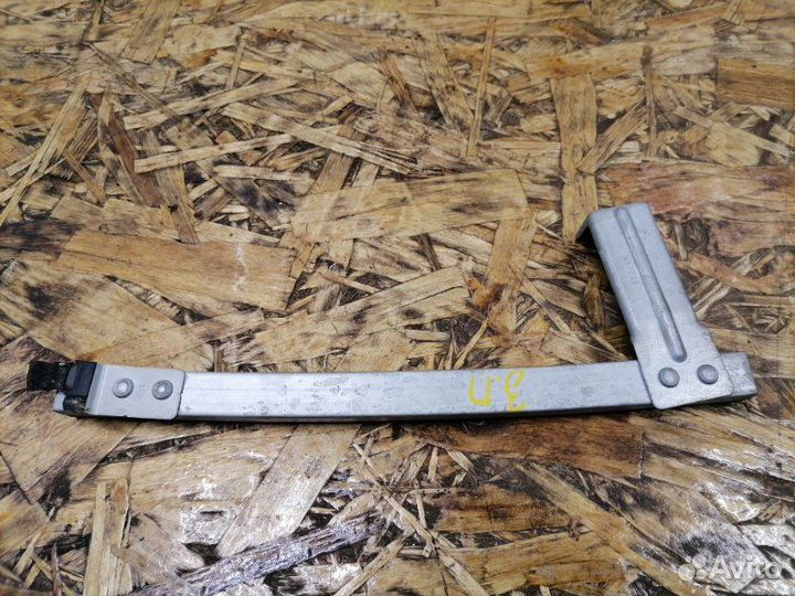 Направляющая стекла двери задняя правая Nissan