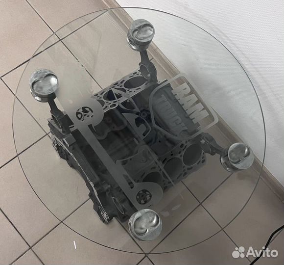 Стол из блока двигателя V8. С логотипом