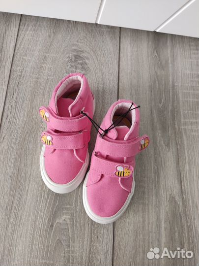 Кроссовки новые на девочку 23