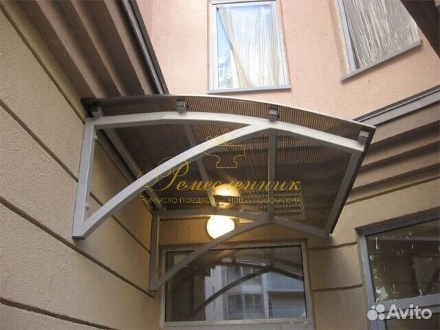 Козырек над крыльцом