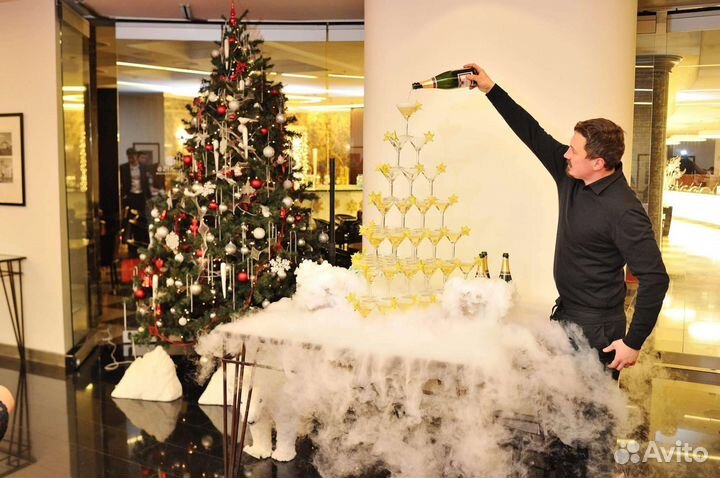 Шоу пирамида из бокалов шампанского на мероприятии