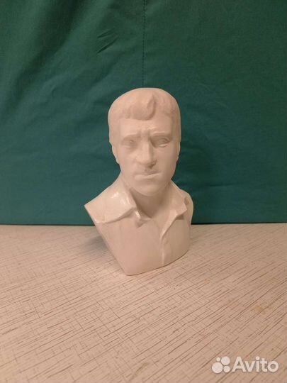 Бюсты Высоцкий, Есенин