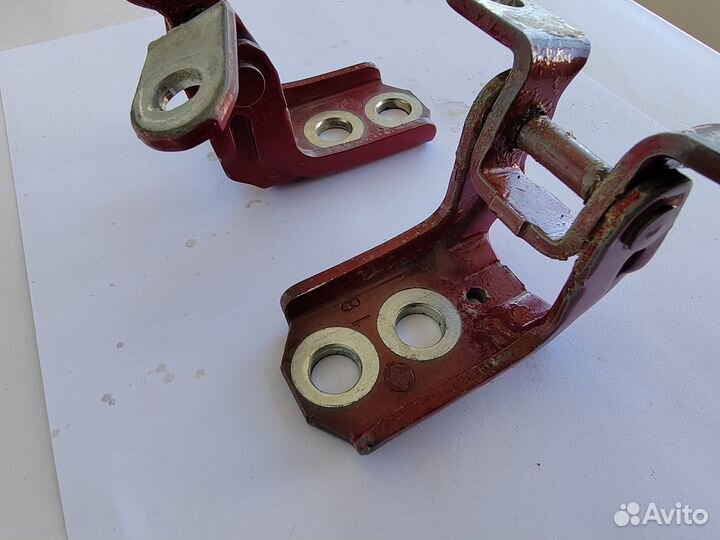 Петли передней левой двери Nissan Juke