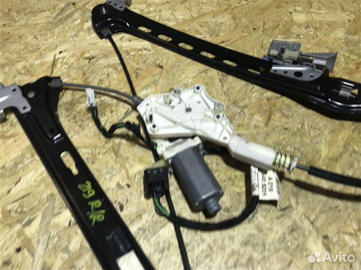 Стеклоподъемник задний правый Mercedes-Benz