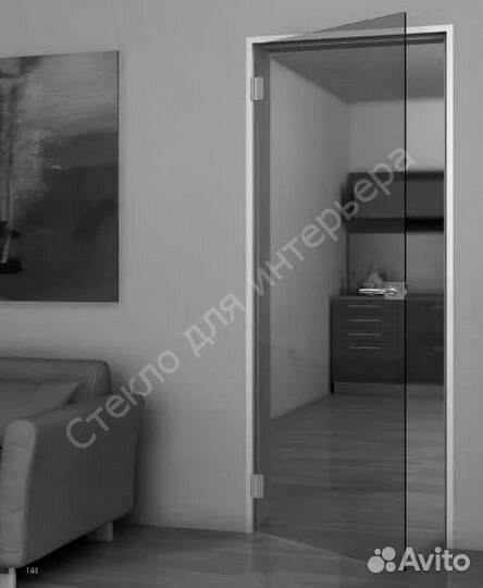 Стеклянная дверь