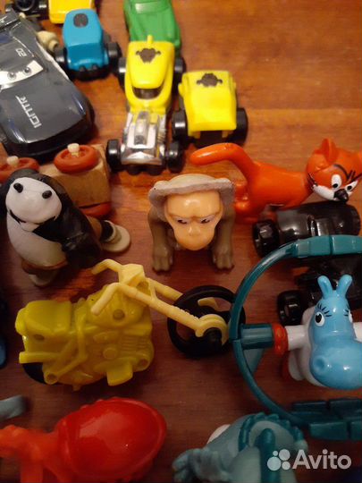 Игрушки из киндеров и машинки маленькие