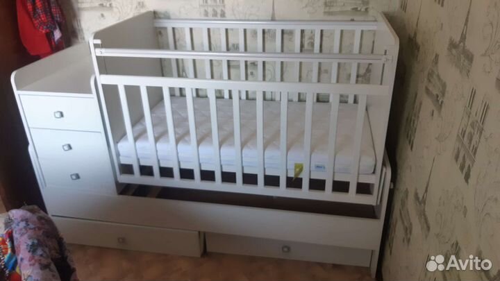 Детская кроватка с маятником и комодом