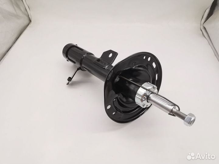 Амортизатор передний левый на Toyota Camry