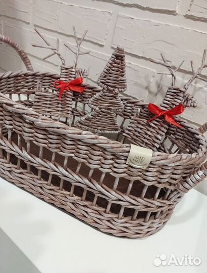 Плетёный короб с оленями