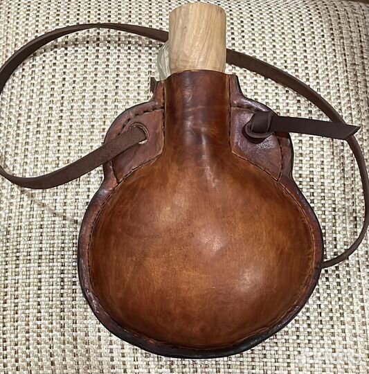 Бутылка из кожи