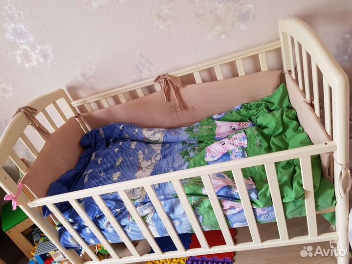 Детская кроватка с маятником