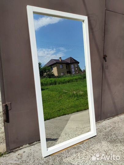 Зеркало настенное в деревянной раме