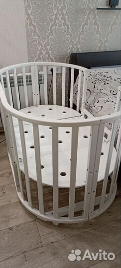 Детская кроватка с маятником круглая