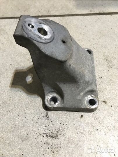 Кронштейн опоры двигателя Lexus Ls430 UCF30 3uzfe