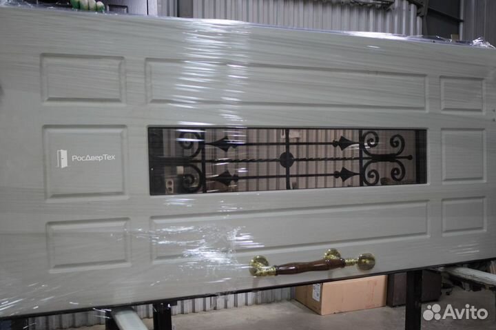 Дверь входная для частного дома со стеклом