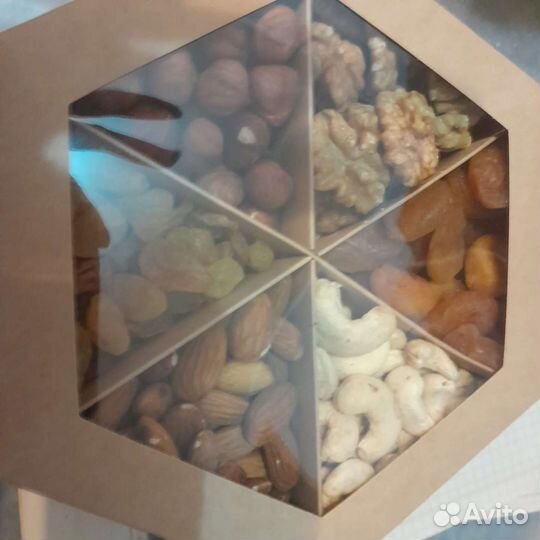 Подарочный набор орехов и сухофруктов