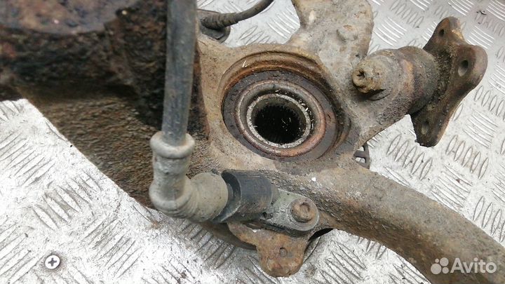 Ступица передняя левая на Volkswagen Golf 4