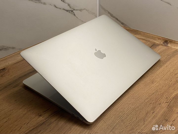 Macbook pro 15 2017 i7/Radeon Pro/16/256gb