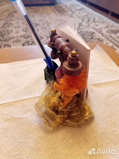 Подставка под ручку и блокнот. Статуэтка