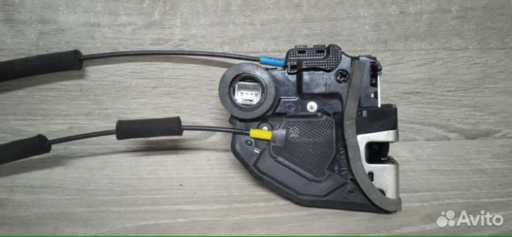 Замок двери задний левый Toyota Camry ASV50