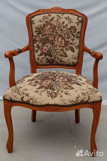 Открытое кресло с гобеленом