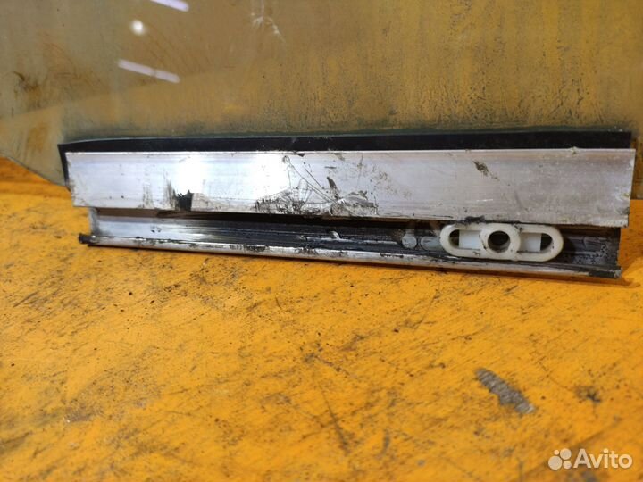 Стекло заднее левое на Opel Vectra B