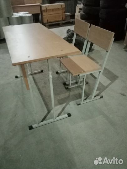 Школьная парта и стул