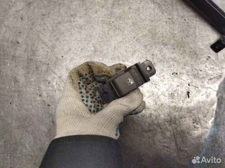 Кнопка стеклоподъемника задняя правая Ssangyong